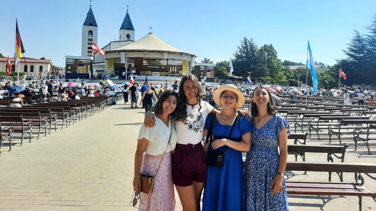 (De gauche à droite) Clara, Rebecca, Olga et Fanny au festival des jeunes de Medjugorje 2022. 