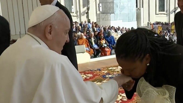 Margareth Menezes saúda o Papa Francisco durante encontro no Vaticano