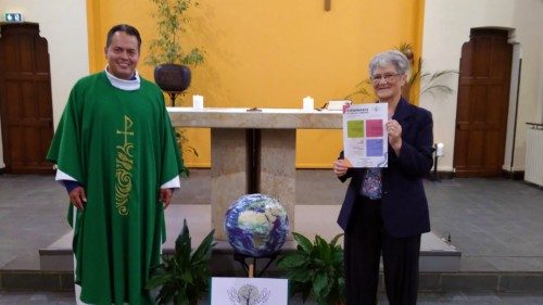 A parish priest with parishioner (Photo: Sylvette Loubet, Laudato Si' Movement)