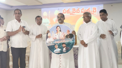 Bishop Rayarala Vijayakumar of Srikakulam, along with clergy, unveils a tribute to Dr. Nunavath Ashwini. Photo by Catholic Connect