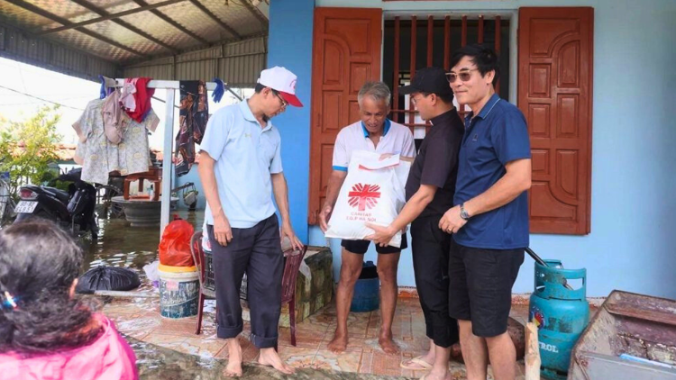 A group from the Caritas of the Archdiocese Ha Noi visited and delivered 570 gift packages to Dong Chiem Parish and Bac Son Parish in the My Duc – Hoa Binh diocese. (Photo from Archdiocese of Hanoi)