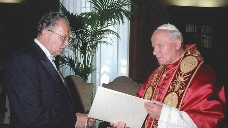 Veľvyslanec Dr. Anton Neuwirth pri odovzdávaní poverovacích listín pápežovi Jánovi Pavlovi II. (Foto: Veľvyslanectvo SR pri Svätej stolici)