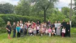 Encuentro con los niños en los territorios de guerra