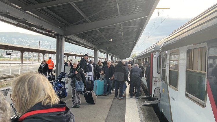 L'arrivo dei pellegrini Unitalsi a Lourdes con il treno bianco