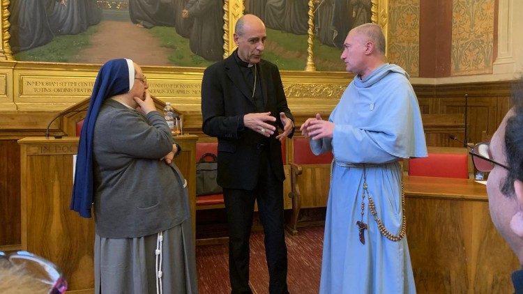 Il cardinale Fernandez durante una pausa del convegno