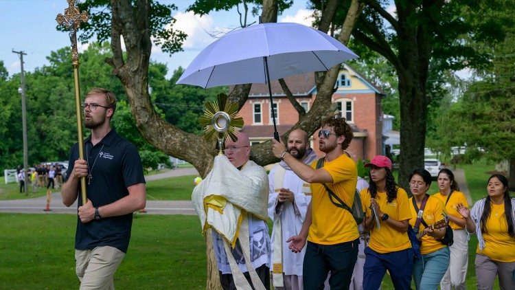 Fr. Landry nosi Presveti Sakrament tijekom nacionalnog euharistijskog hodočašća