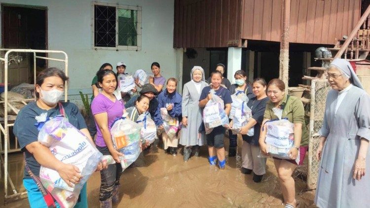 Flood-affected families in Chiang Rai receive relief aid from Church volunteers. (Photo from Diocese of Chiang Rai)