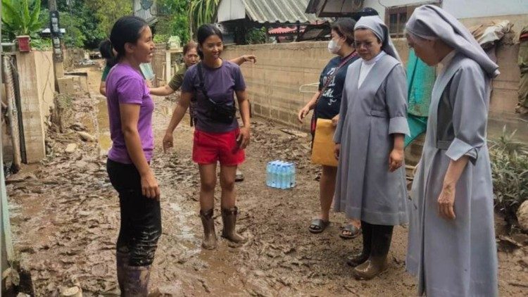 Church volunteers have started daily visits to provide assistance to flood-affected families in the diocese of Chiang Rai. (Photos by Diocese of Chiang Rai)