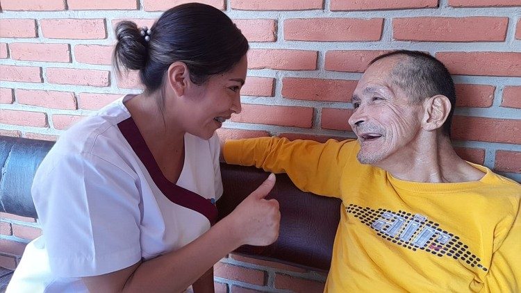 L'assistenza a un disabile mentale a Sant Cruz del la Sierra, in Boliva