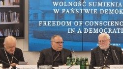 Monsignor Paul Richard Gallagher (a destra) alla conferenza nel Senato della Repubblica di Polonia