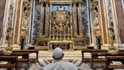 El Papa en oración ante la Salus Populi Romani