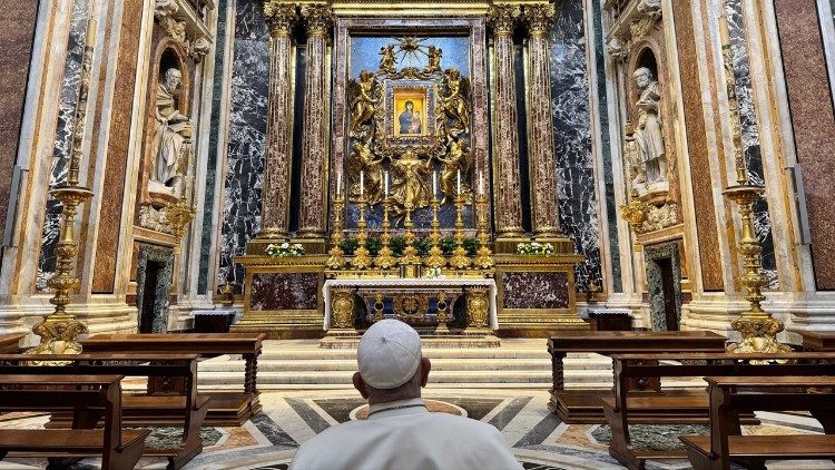 Papa Francesco in preghiera a Santa Maria Maggiore