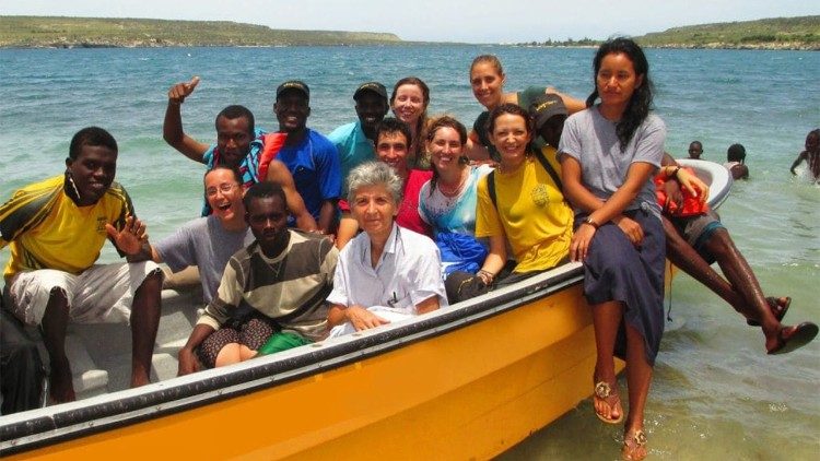 Irmã Luisa Dell'Orto na foto entre voluntários e jovens haitianos (familiares da Irmã Luisa)