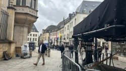 Etwas grau in Luxemburg - rechts die große Fernsehkamera, links die Residenz des Großherzogs, hinten im Bild die Vatikanflagge