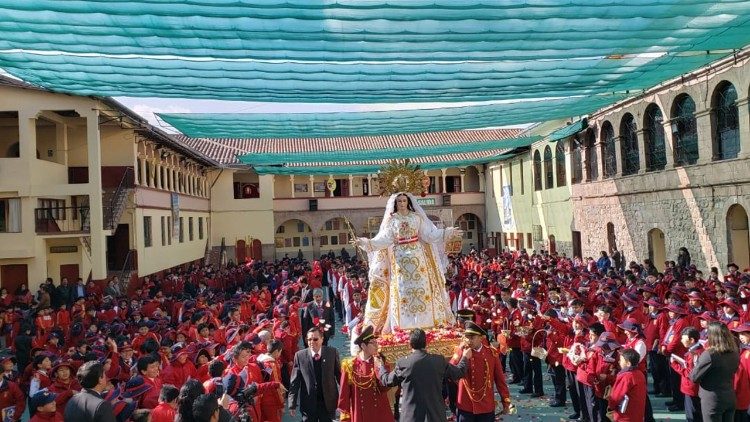 Estudiantes de uno de los colegios de los religiosos mercedarios en el Perú