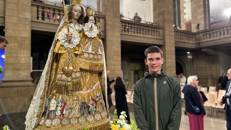 David Jeck mit der Muttergottesstatue der Trösterin der Betrübten 