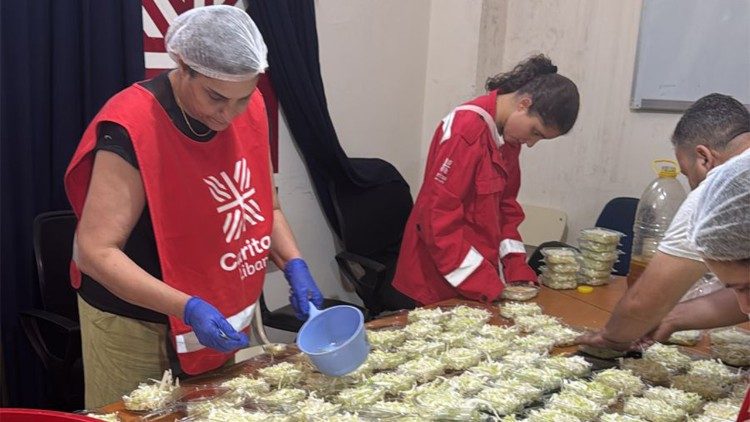 Voluntarios de Cáritas preparan comidas