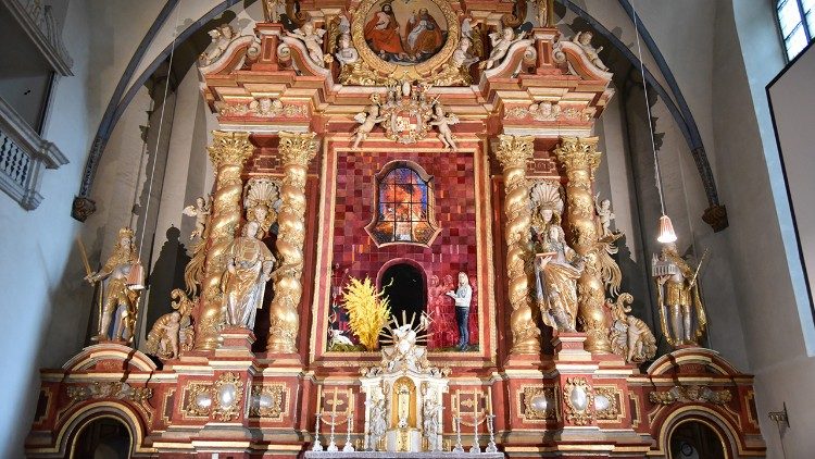 Das neue Hochaltarbild mit der Osterszene in der Pfarrkirche St. Stephanus und Vitus Corvey. Foto: Theresa Meier/Bonifatiuswerk