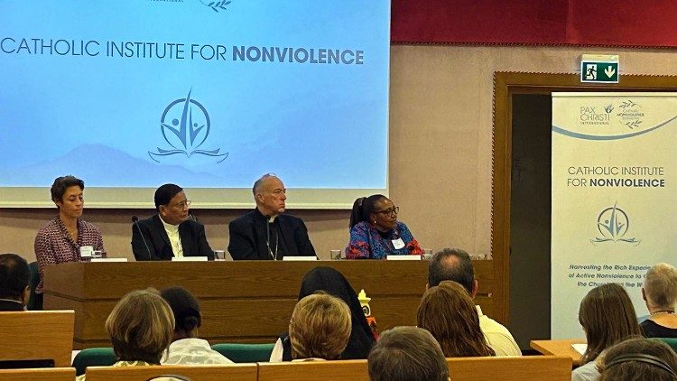 Il cardinale Charles Maung Bo e il cardinale Robert Walter McElroy all'inaugurazione dell’Istituto cattolico per la nonviolenza