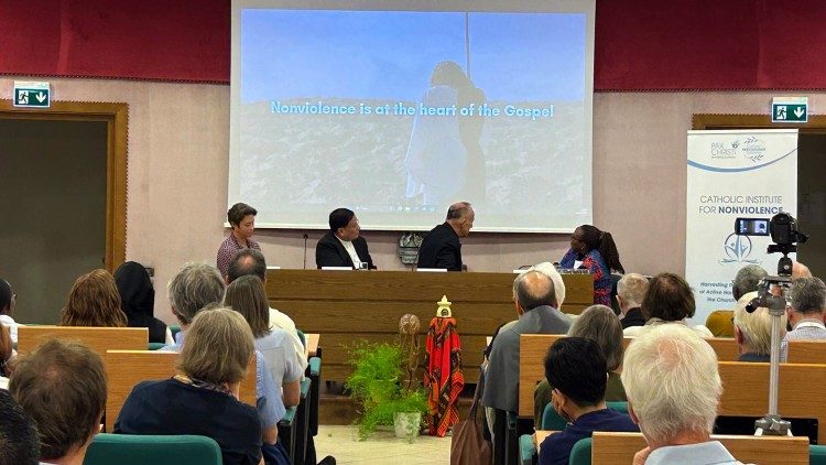 Durante el acto se proyectó un vídeo sobre los valores de la no violencia