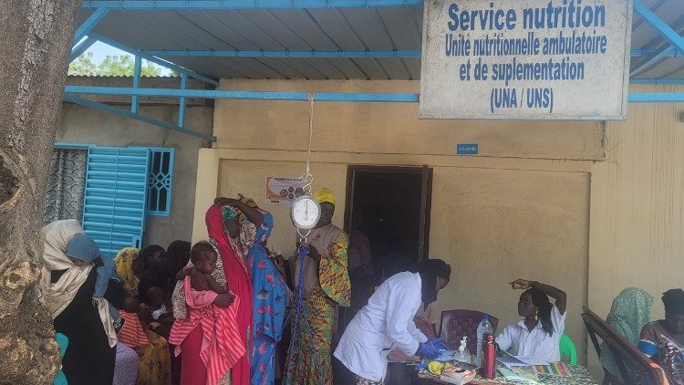 Unité Nutritionnelle Thérapeutique de l’Hôpital Notre Dame des Apôtres de l’Archidiocèse de N’Djamena (Tchad) qui reçoit chaque mois 300 enfants malnutris. La situation s'est exacerbée avec les inondations de ces derniers mois.