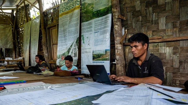 Jason Menaling (R) works on mapping and data analysis of forest management (Photo: Mark Saludes)