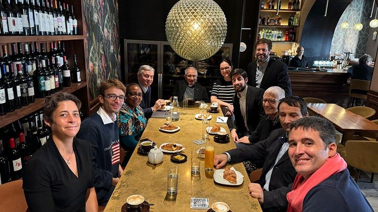 Almuerzo de los medios de comunicación con motivo de la inauguración del Instituto Católico para la No Violencia. En el centro, a la cabeza de la mesa, el Cardenal Silvano Tomasi, ex Observador Permanente de la Santa Sede ante la Oficina de las Naciones Unidas y las Instituciones Especializadas en Ginebra. 