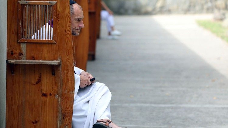 Un sacerdote nel confessionale