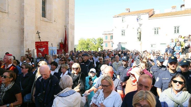 Mnoštvo vjernika na proslavi svetkovine zaštitnika Šibenika i Šibenske biskupije  (Foto: Ivo Kronja)