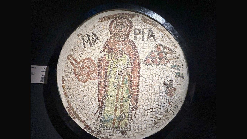 Mosaico circular con figura femenina con el nombre María, probablemente la Virgen