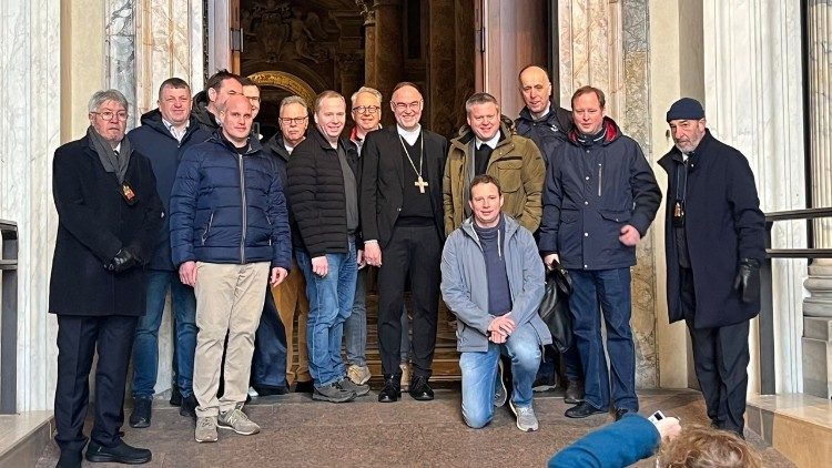 Weihbischof Rolf Lohmann (Münster), bischöflicher Beauftragter für das Heilige Jahr 2025 der Deutschen Bischofskonferenz DBK, mit der Pilgergruppe aus Deutschland vor der heiligen Pforte am Petersdom