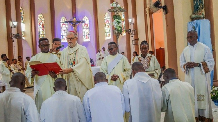 
                    Moçambique. Instituição de leitores e acólitos marca o Domingo da Palavra de Deus na Beira
                