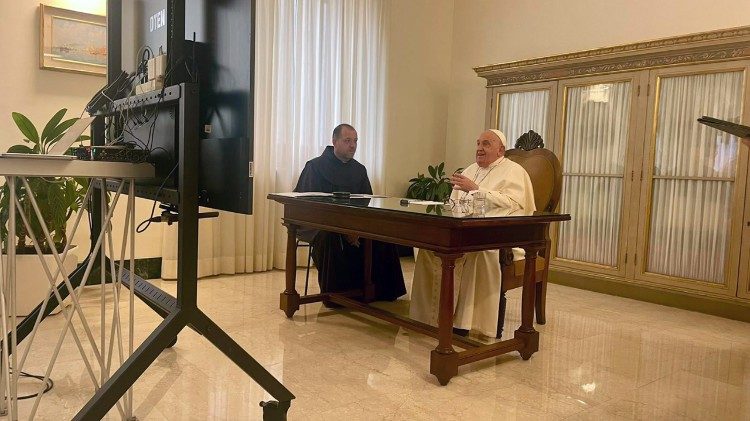 O Papa Francisco na Santa Marta conversa com jovens ucranianos por vídeo 