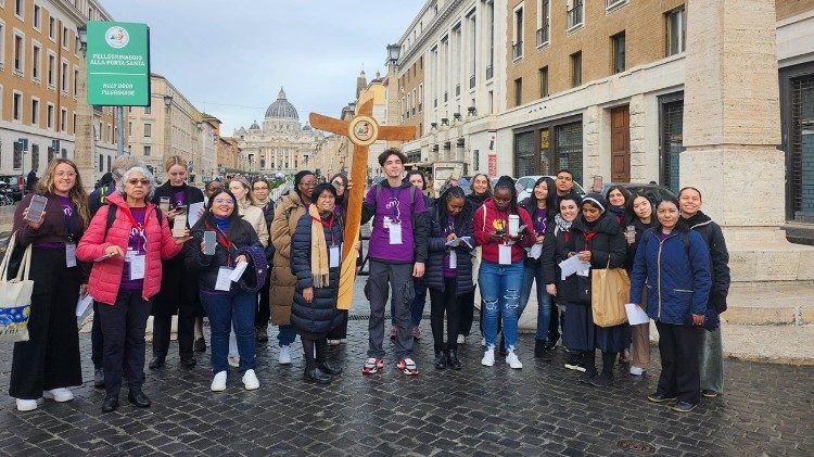 Como Peregrinos de la Esperanza del Jubileo, un grupo de Jóvenes Embajadores se prepara para ir en procesión por la avenida que lleva al Vaticano