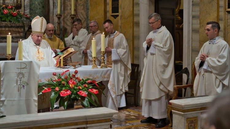 Kard. Dziwisz: światło Jezusa zajaśniało najmocniej na Golgocie