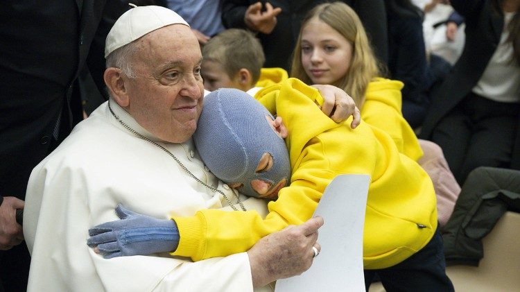 Roman abraça o Papa Francisco em 06 de dezembro de 2023