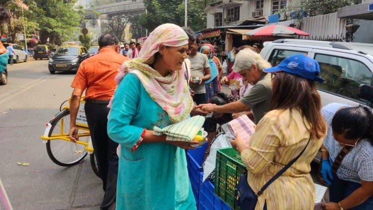 Volonteri pružaju pomoć ljudima u potrebi u Mumbaiju