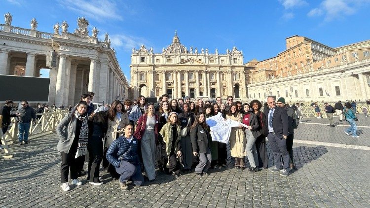 Participantes en el encuentro interreligioso "Meaning Meets Us" sostienen la sudadera firmada por el Papa al final de la Audiencia General el miércoles 5 de febrero de 2025.