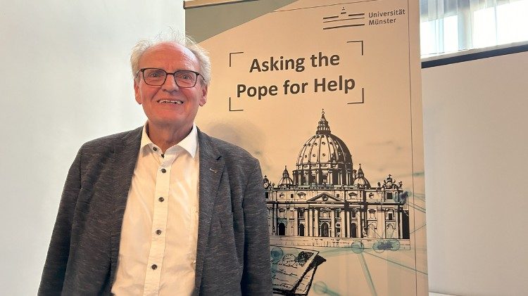 Profesor Hubert Wolf, konferencija za novinare o istraživačkom projektu „Tražeći papu za pomoć“, Njemačkoj ambasadi Svetoj SELI, 3.2.2025 (© Stefanie Stahlhofen Radio Vatikan/Vatikanske vijesti)