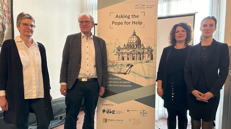 L To R: Dr. Barbara Schüler, prof. Hubert Wolf, dr. Elisabeth -Marie Richter i Jana Haack, konferencija za novinare o istraživačkom projektu „Tražeći papu za pomoć“, njemačka ambasada Svetoj SELE, 3.2.2025 (© Stefanie Stahlhofen - Vijesti o radio vatikanu)