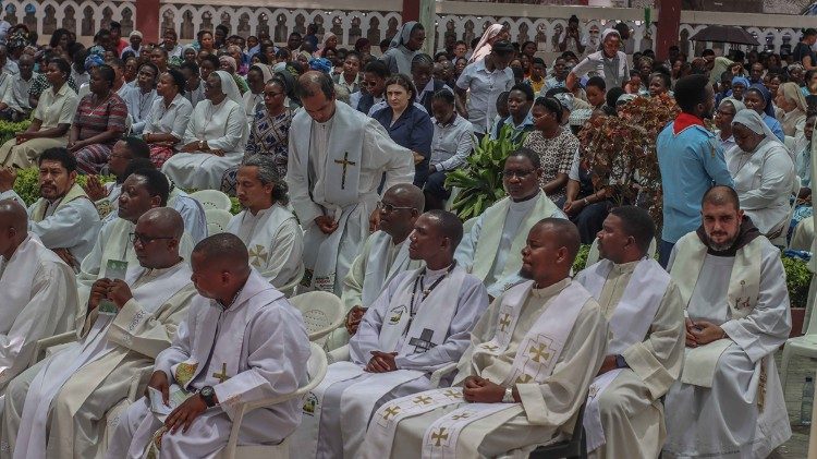 Consagradas e Consagrados na Sé Catedral da Beira, para o Jubileu da Vida Consagrada