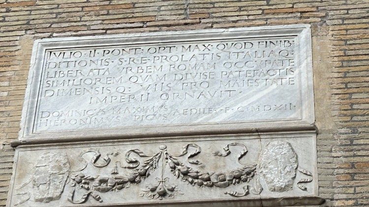 Placa da Via dei Banchi Nuovi na fachada do Palazzo Sterbini em homenagem a Júlio II