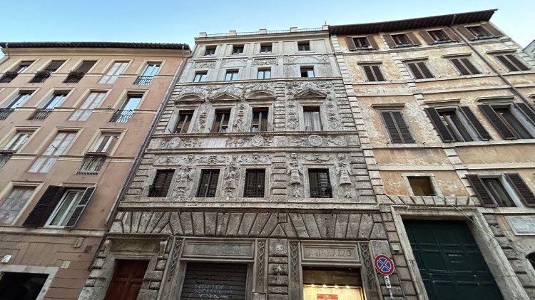 Palazzo Crivelli na Via dei Banchi vecchi, também conhecido como a Casa das Marionetes, século XVI. Gian Pietro Crivelli era um ourives milanês