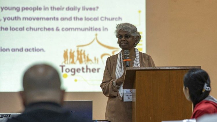 Florence Alexius, direktorica IFFASIA, govori tijekom dijaloga u Tagaytay Cityju, Filipini, 9. veljače. Fotografija Mark Saludes - Licas News