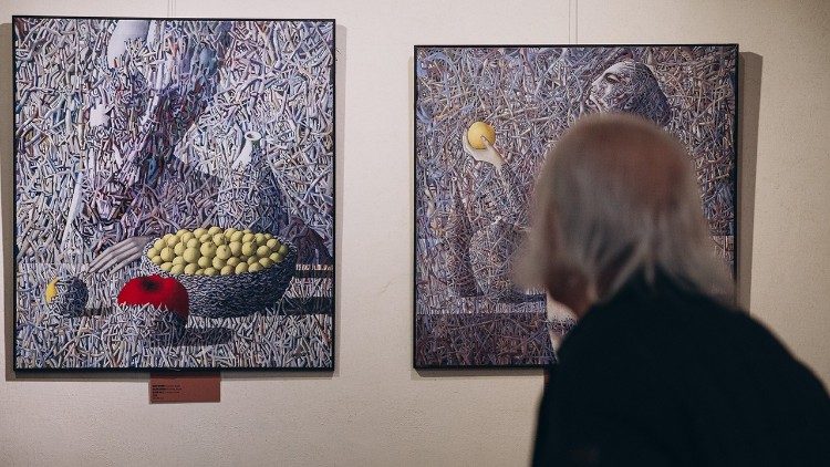 L’artista Ivan Marchuk guarda le proprie opere