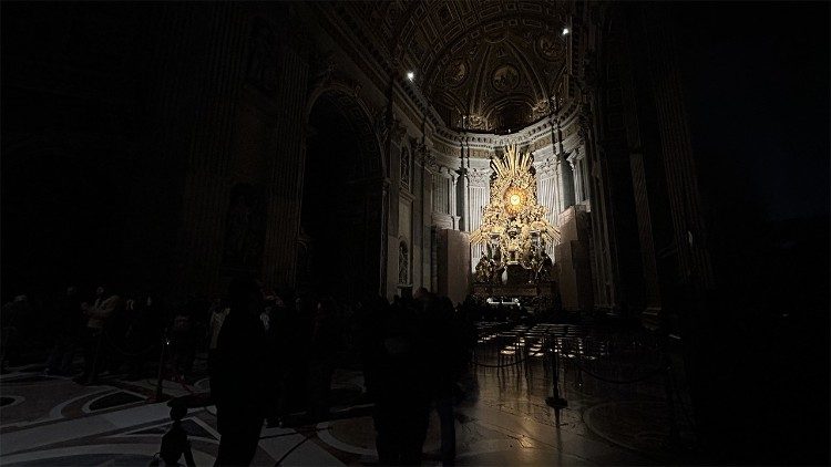 Juego de luces en la basílica vaticana