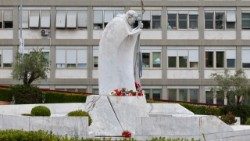 Statuia Sfântului Ioan Paul al II-lea de la Policlinica ”Agostino Gemelli” din Roma