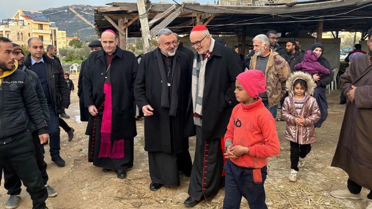 El cardenal en el campo de refugiados sirio