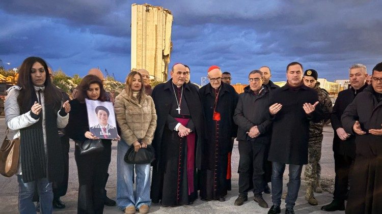 Czerny al porto di Beirut, l'abbraccio ai familiari delle vittime dell’esplosione