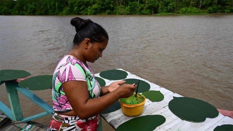 Brazilska žena koja radi u regiji Amazon